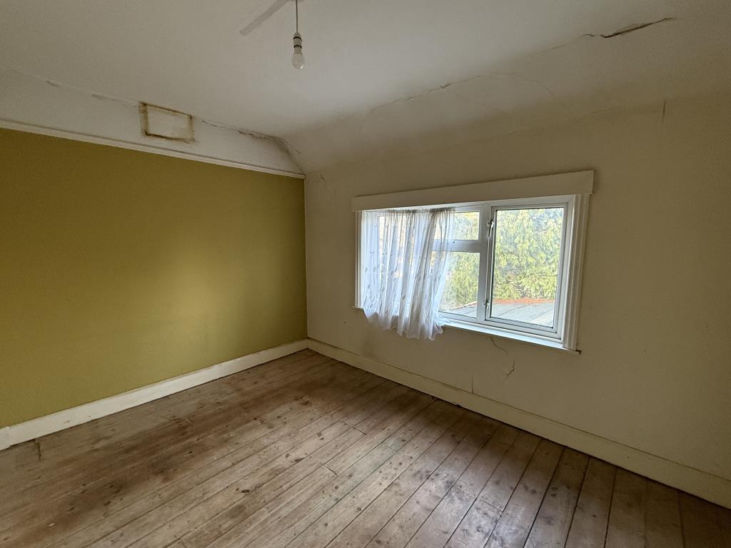 Lot: 158 - SEMI-DETACHED HOUSE IN NEED OF REFURBISHMENT - Bedroom 1 in Semi in need of Refurbishment